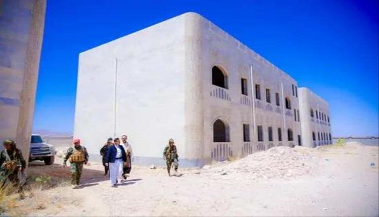 بن الوزير يتفقد المشاريع الخدمية ويشدد على استكمال الوقف الخيري بجول العاض