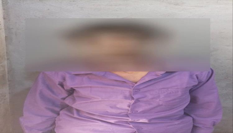 أمن عدن يلقي القبض على متهم بسرقة عدد من المنازل بمنطقة الحسوة