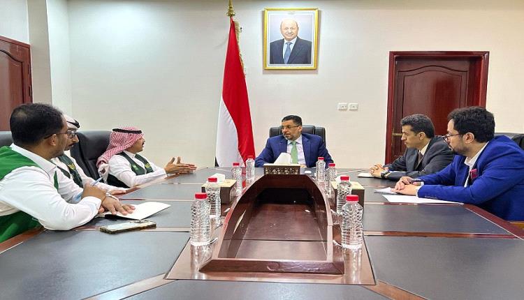 رئيس الوزراء يشيد بجهود المؤسسات والهيئات السعودية في تقديم الدعم للشعب اليمني