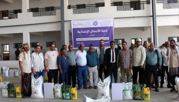 السلطة المحلية تدشن توزيع السلل الغذائية لدعم المعلمين في حيس والخوخة