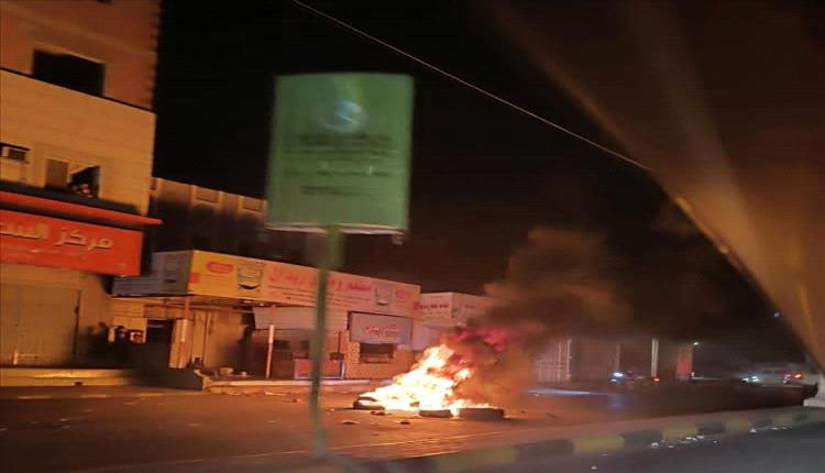 محتجون غاضبون يغلقون شوارع رئيسية في عدن تنديدا بانهيار منظومة الكهرباء
