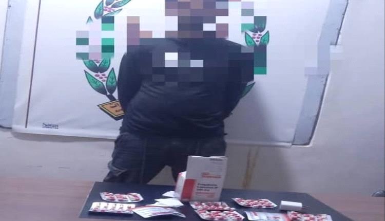 مكافحة المخدرات بالمهرة تضبط مروجاً للمواد المخدرة في أحد فنادق الغيضة