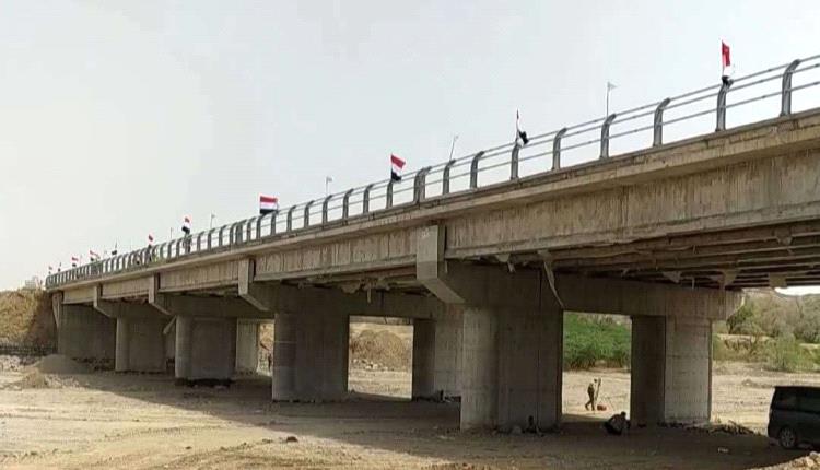 تعز.. إنجاز جسر موزع الحيوي على طريق المخا