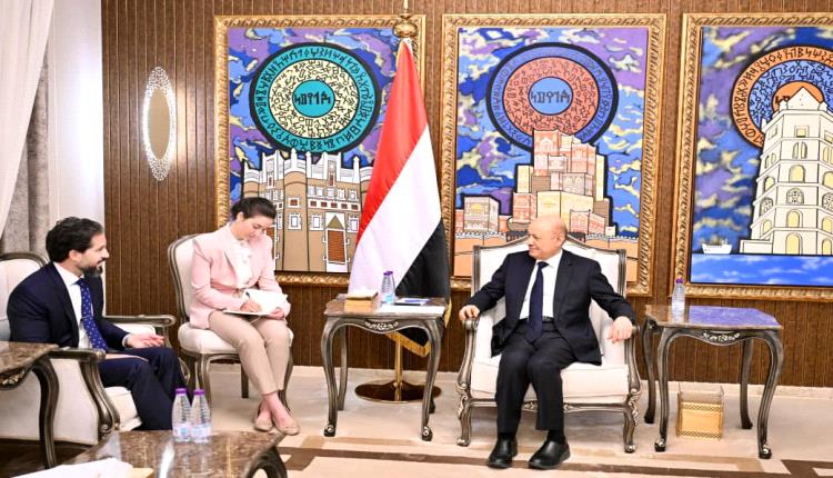رئيس مجلس القيادة يؤكد اهمية الدعم الدولي لتعزيز مسار الاصلاحات الشاملة