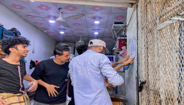 تنفيذ حملة لضبط أسعار الدواجن في مديرية صيرة بعدن