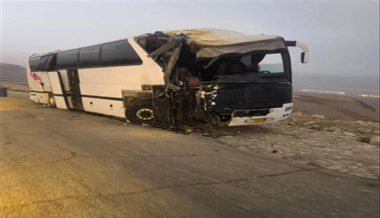 إصابة عدد من المواطنين في حادث تصادم باصين بحضرموت
