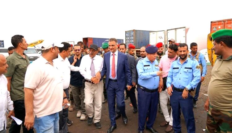 لملس يطلع على أوضاع ميناء الحاويات ويوجّه بتعزيز الرقابة ومواصلة التحقيق في شحنة الأسلحة