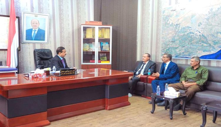 محافظ شبوة يطّلع على مشروع لتعزيز المرونة المناخية ويدعم جهود تطوير قطاع المياه