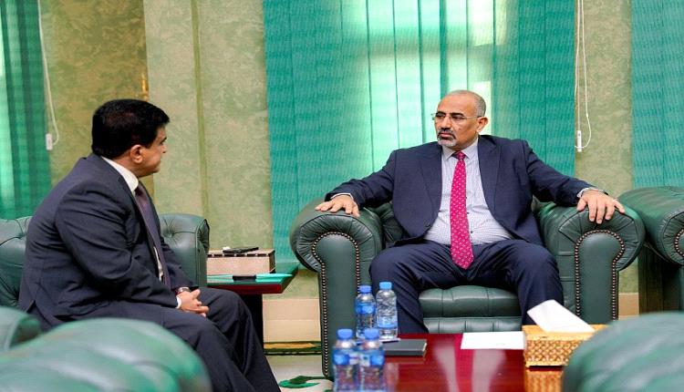 الزُبيدي يطّلع من وزير النفط على جهود تشغيل مصافي عدن وتأمين وقود الكهرباء