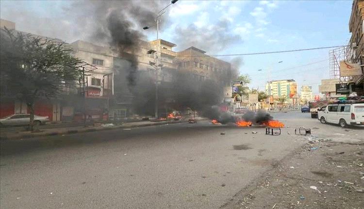 محتجون يعتدون على محلات تجارية في مفرق المخا احتجاجاً على عدم خفض الأسعار