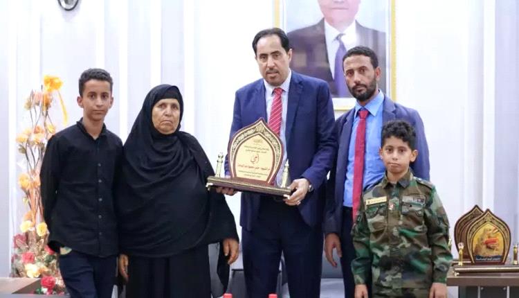 وزير الشباب والرياضة يكرّم أسرة الشهيد القائد "أبو اليمامة" في عدن