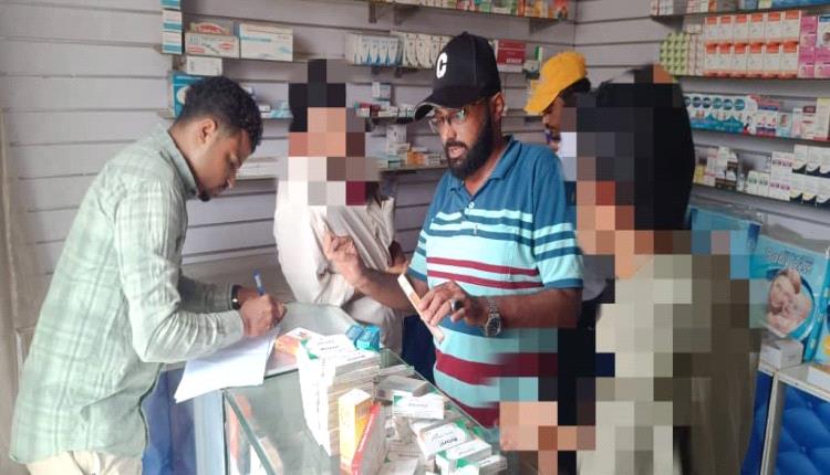 مكتب الصحة بالحديدة يضبط صيدلية تبيع أدوية منتهية الصلاحية في الخوخة