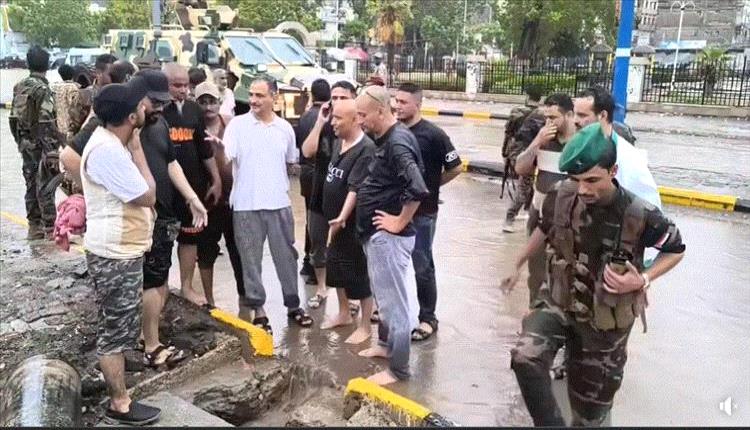 محافظ العاصمة عدن يقوم بجولة تفقدية ويوجه بمضاعفة الجهود عقب هطول الأمطار