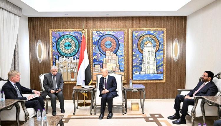 رئيس مجلس القيادة يؤكد أهمية تفكيك البنية العنصرية والعسكرية للمليشيات كسبيل لتحقيق السلام