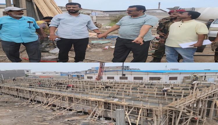 مدير عام المنصورة يتفقد أعمال المرحلة الثانية لمشروع صالة نادي أهلي عدن الرياضية