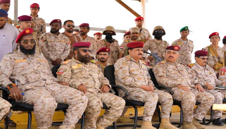 وزير الدفاع يطلع على أوضاع منتسبي الفرقة الثانية لقوات درع الوطن في الوديعة