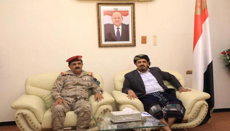 وزير الدفاع يناقش مع محافظ حضرموت الأوضاع الأمنية و يتفقد جاهزية المنطقة العسكرية الأولى