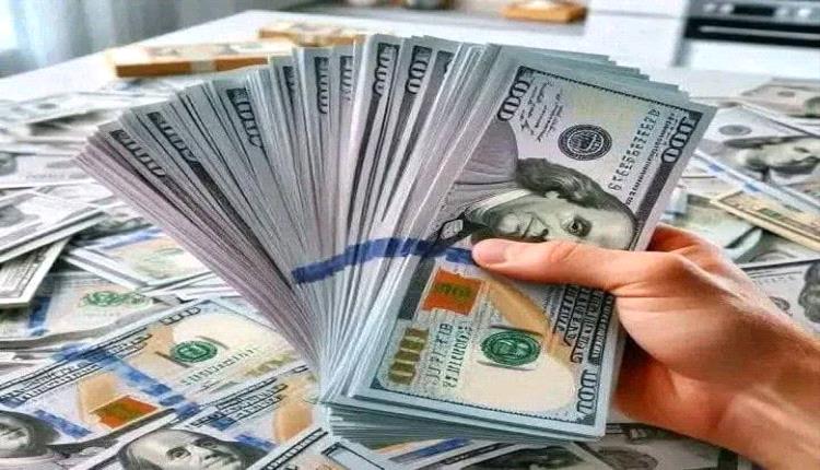 صحافي يدعو الحكومة إلى وقف صرف الإعاشات بالدولار للمسؤولين
