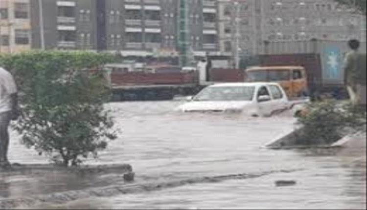 أمطار غزيرة تضرب عدن وتحذيرات من مخاطر السيول