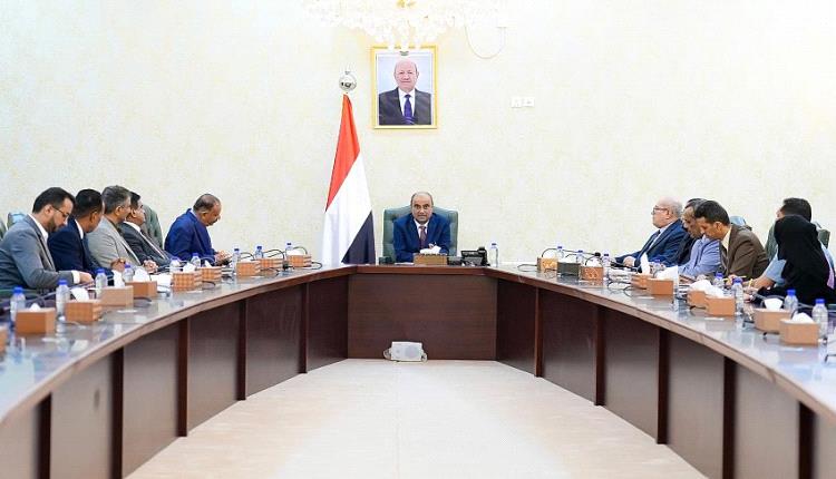رئيس الوزراء يوجه بالتحقيق في تراخيص البناء العشوائي وتجاوزات مشاريع الطرق بعدن