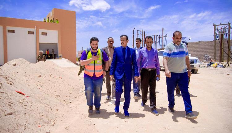 محافظ شبوة يتفقد محطة الطاقة الشمسية ويثمن نجاح التشغيل التجريبي للمشروع