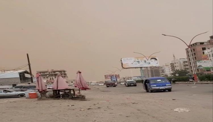 موجة غبار شديدة تضرب العاصمة عدن