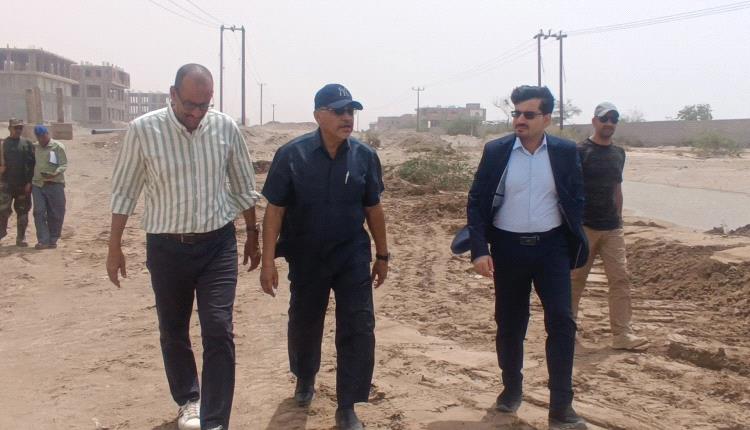معاون وعفرار يتفقدان أعمال إعادة إصلاح خط الضخ الرئيسي بحقل بئر أحمد