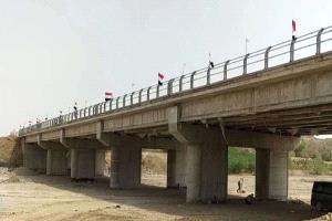 تعز.. إنجاز جسر موزع الحيوي على طريق المخا
