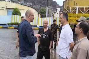 محافظ عدن يتفقد الأوضاع الميدانية خلال هطول الأمطار ويوجه بمعالجات عاجلة