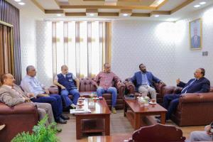 وزير النقل يبحث تعزيز التعاون مع برنامج الغذاء العالمي بعدن