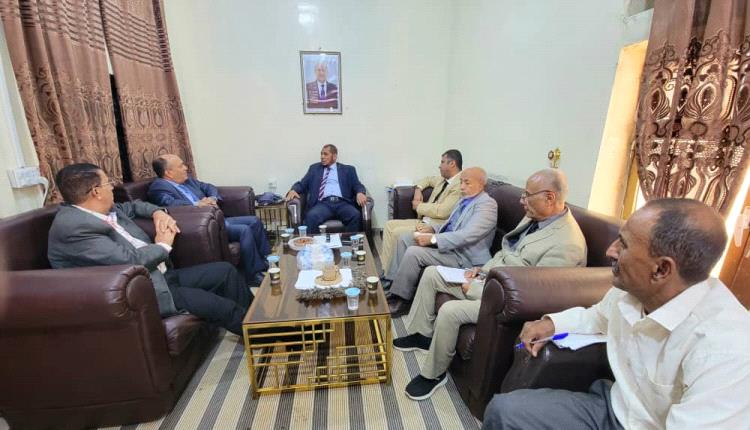 وفد برئاسة نائب وزير الصناعة يزور سقطرى لتعزيز الأداء المؤسسي وتطوير القطاعين الصناعي والتجاري