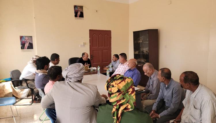 الوالي يبحث مع قيادة مديرية قلنسية آليات تنشيط الاستثمار وتعزيز الرقابة وضبط الأسعار بسقطرى