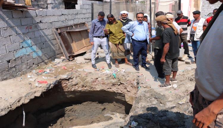 مدير عام خورمكسر يطّلع على أعمال معالجة سبب طفح مياه الصرف الصحي في القرية الروسية