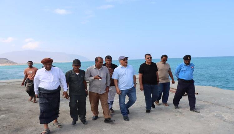 الوالي يطّلع على أوضاع ميناء سقطرى ويبحث تعزيز التعاون المؤسسي والقضائي والاقتصادي بالمحافظة