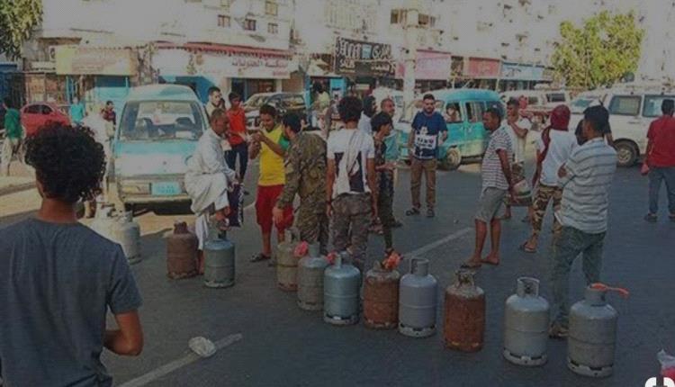 أزمة مفاجئة تضرب عدن.. إغلاق عشرات محطات الغاز يشعل معاناة المواطنين