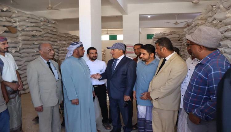 محافظ سقطرى ونائب وزير الصناعة يتفقدون موقع مشروع ميناء قرمة ويزورون المستشفى السعودي الميداني