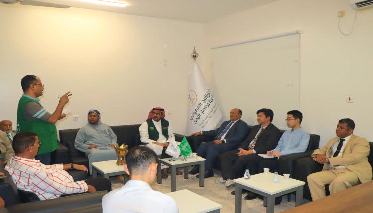 محافظ سقطرى ونائب وزير الصناعة  يطّلعون على مشاريع البرنامج السعودي لتنمية وإعمار اليمن بالمحافظة
