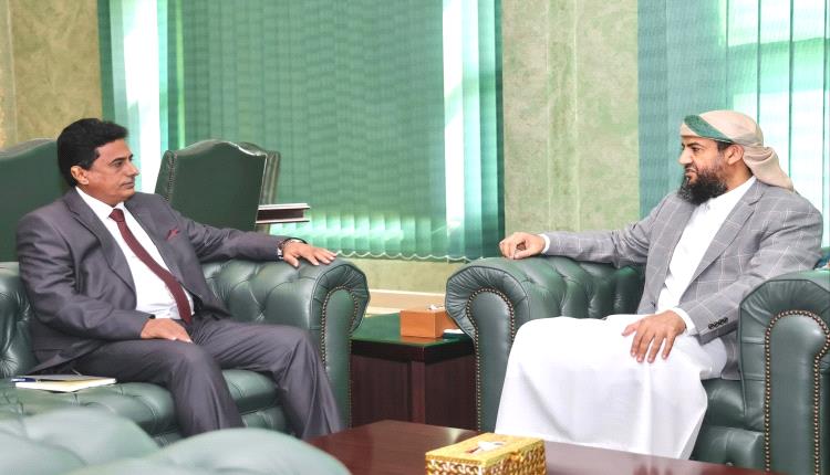 المحرّمي يبحث مع أمين عام مجلس الوزراء آليات تعزيز التنسيق الحكومي وتسريع الإصلاحات