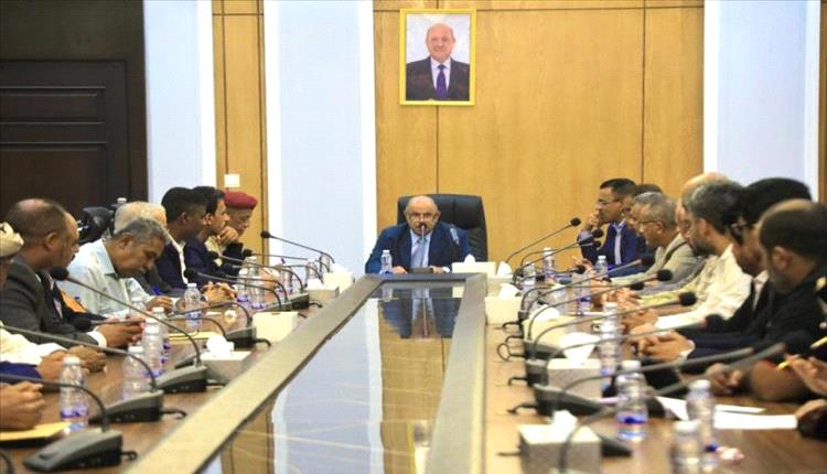 الخنبشي يترأس اجتماعًا استثنائيًا بالمكلا ويؤكد أولوية الخدمات وتعزيز الانضباط