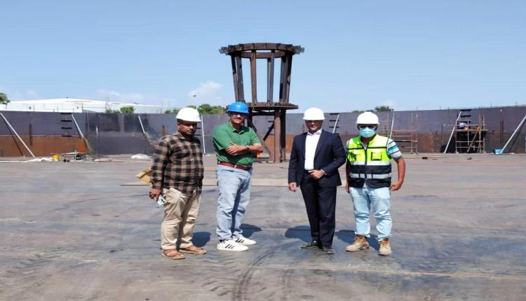 باخبيرة وقائد يطلعان على مستوى إنجاز مشروع خزان مياه تجميعي في منطقة البرزخ بعدن