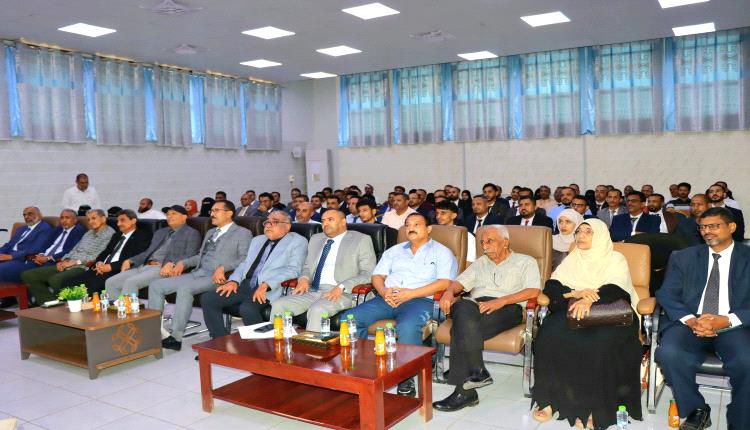 نائب وزير الصناعة والتجارة يدشّن حفل تخرّج دفعة 14 أكتوبر للمحاسبين القانونيين بعدن
