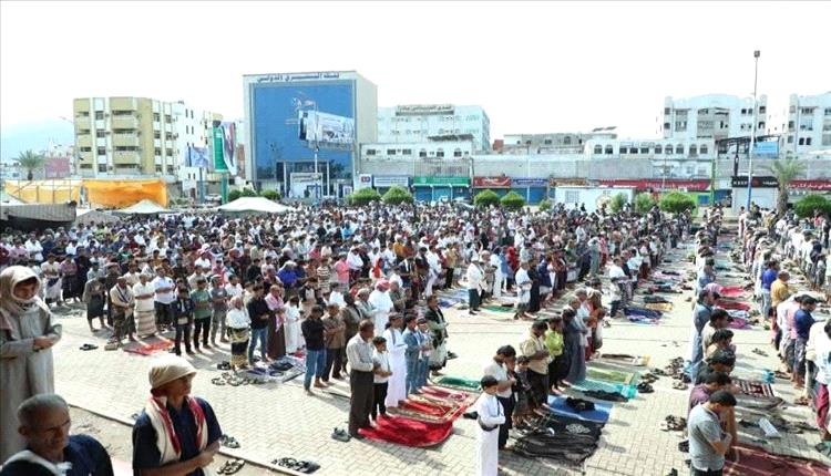 آلاف المصلين يؤدون صلاة الجمعة في ساحة العروض بخور مكسر