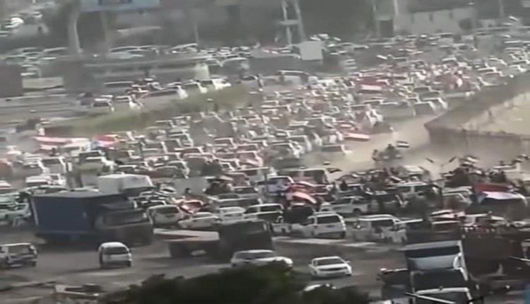 مشهد جماهيري حاشد في ساحة العروض تزامنًا مع وصول وفد يافع