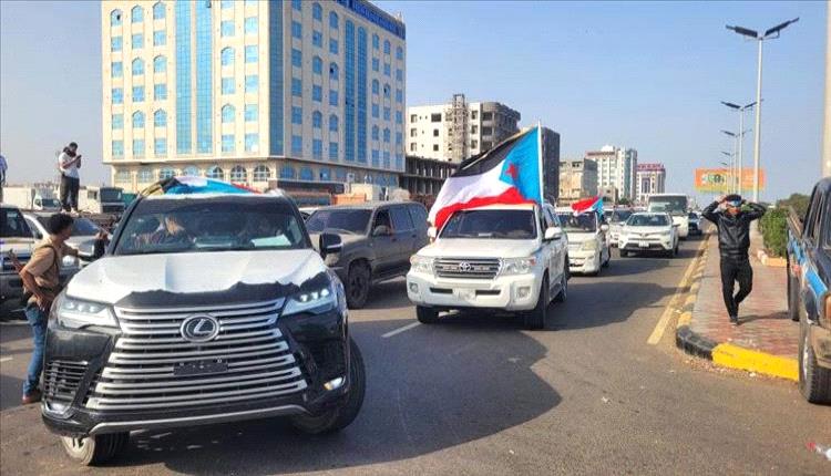 ساحة العروض بعدن تحتضن موكبًا جماهيريًا كبيرًا قادمًا من يافع