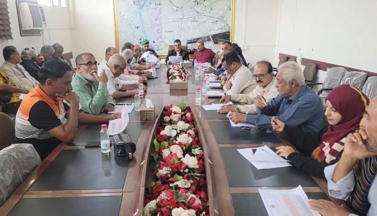 مدير عام المنصورة يناقش أداء مكتب الأشغال العامة للفترة الماضية ويكرم لجنة مجلس الأباء