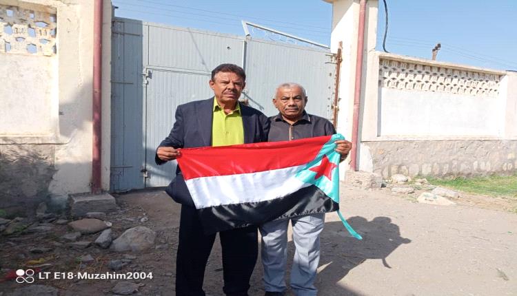 انتقالي خنفر وإدارة المعهد الصحي بأبين يدشنان رفع علم الجنوب على مبنى المعهد