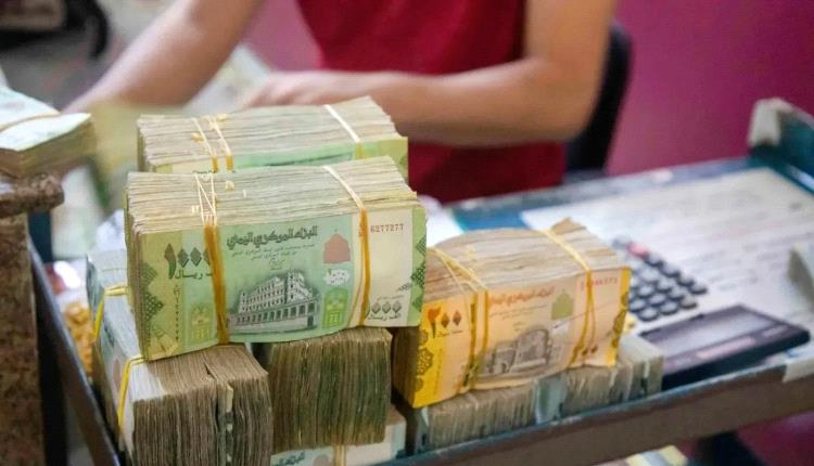 مخاوف اقتصادية من عودة تدهور الريال في ظل عقوبات الصرافة والتطورات السياسية