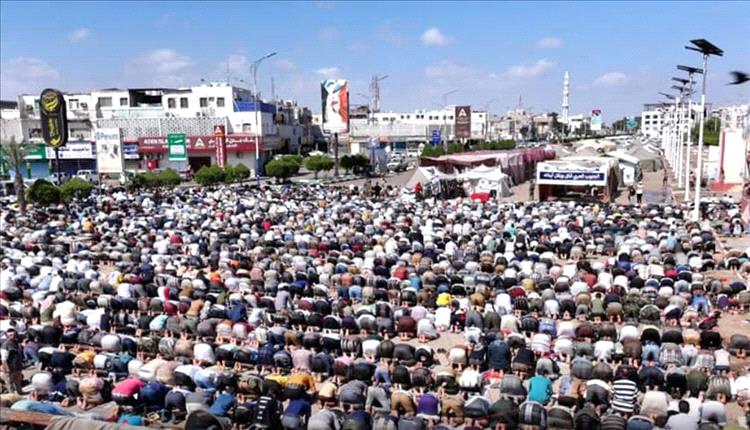 آلاف المحتشدين يؤدون صلاة الجمعة في ساحة العروض بخور مكسر