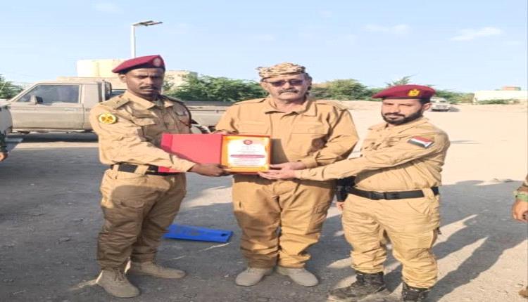 الضباط الخريجون من الكلية الحربية يقدّمون شهادة شكر وتقدير لقائد اللواء 43 عمالقة