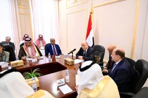 العليمي للسفراء: إما دعم الدولة اليمنية أو مواجهة انفجار الفوضى في الشرق